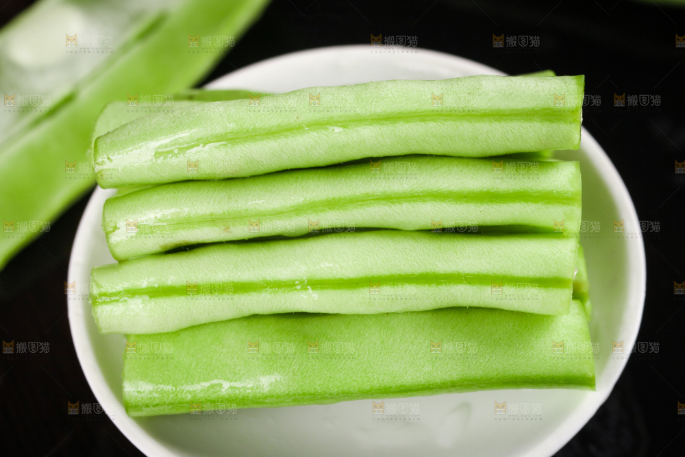 碟子里放着无筋菜豆角