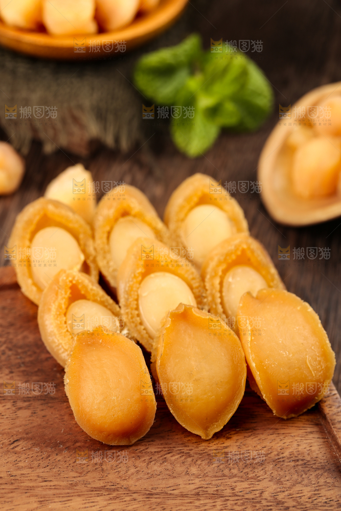 一盘干鲍鱼放在木底上