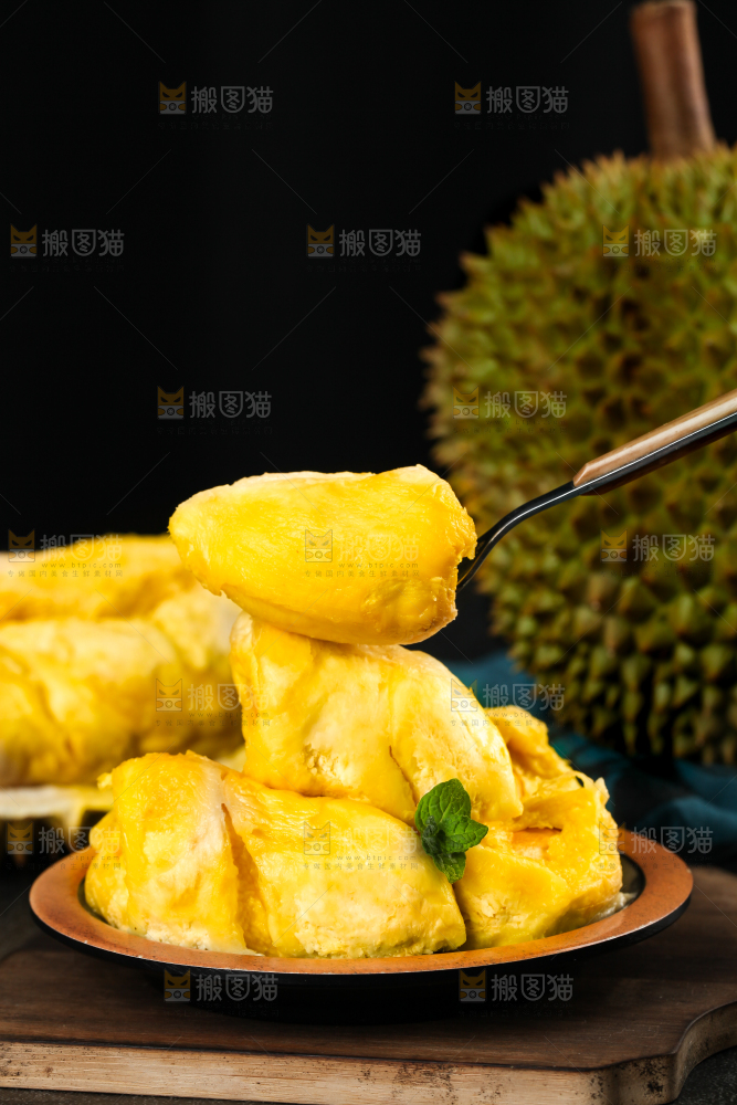 深底上的榴莲果肉