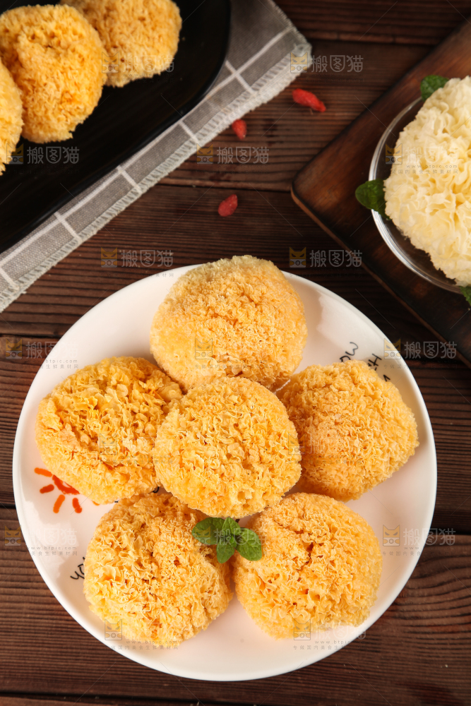 一盘银耳放在木底上