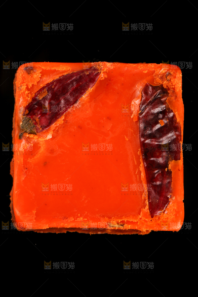 黑底上的香辣火锅料