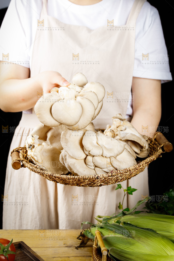 手拿一筐有机平菇