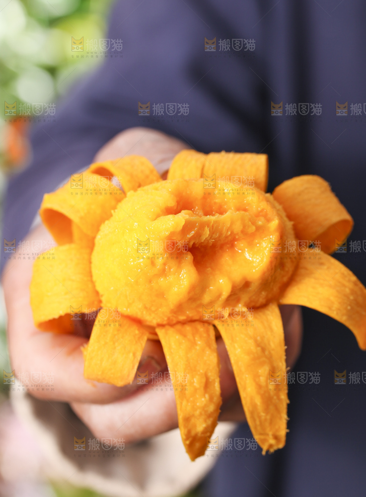 手拿剥皮的海南小台农芒果
