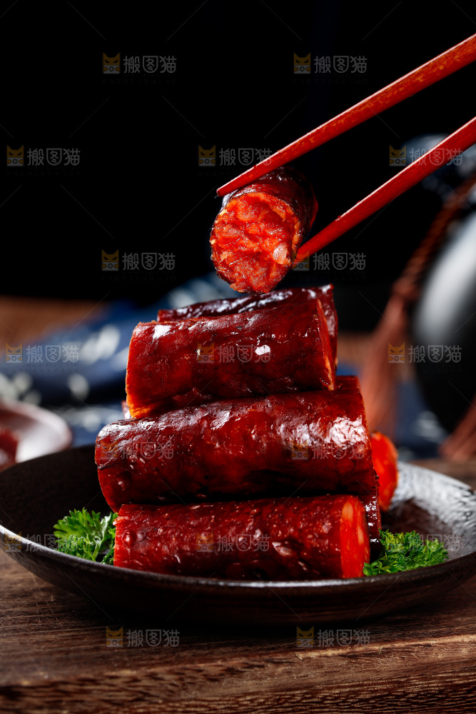 盘子里装着烟熏腊肠
