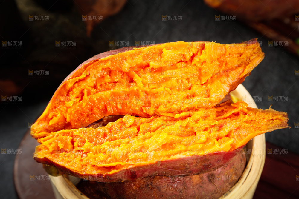 蒸笼里装着蜜薯