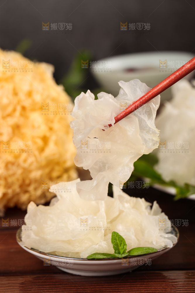 筷子夹着银耳