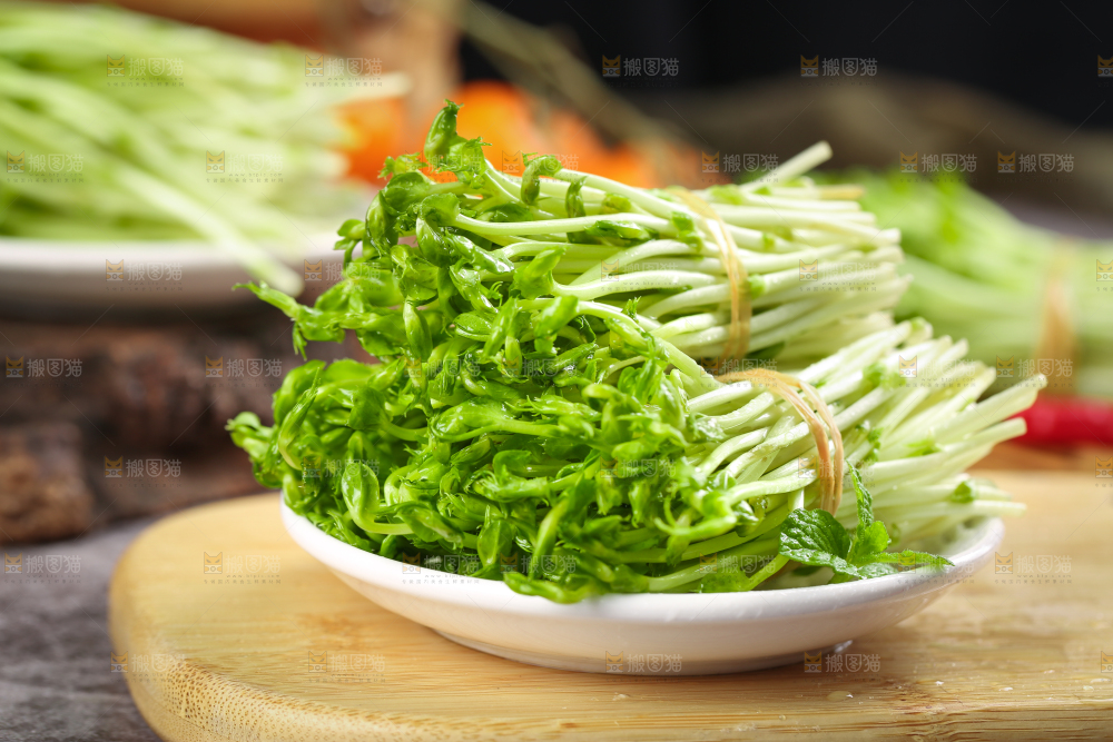 木板上放着豌豆芽