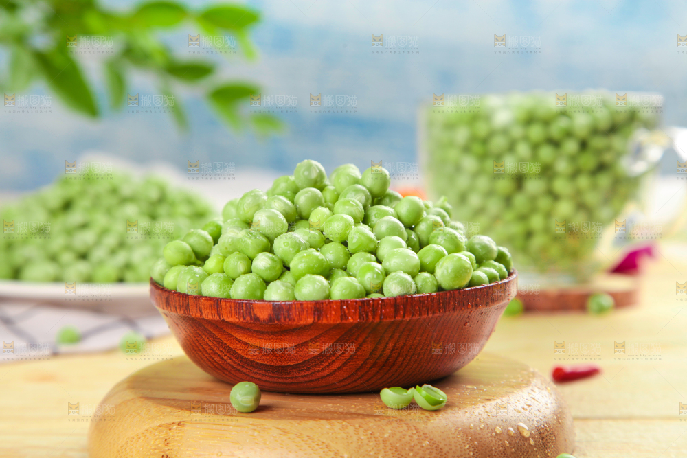 碗里装着青豆仁