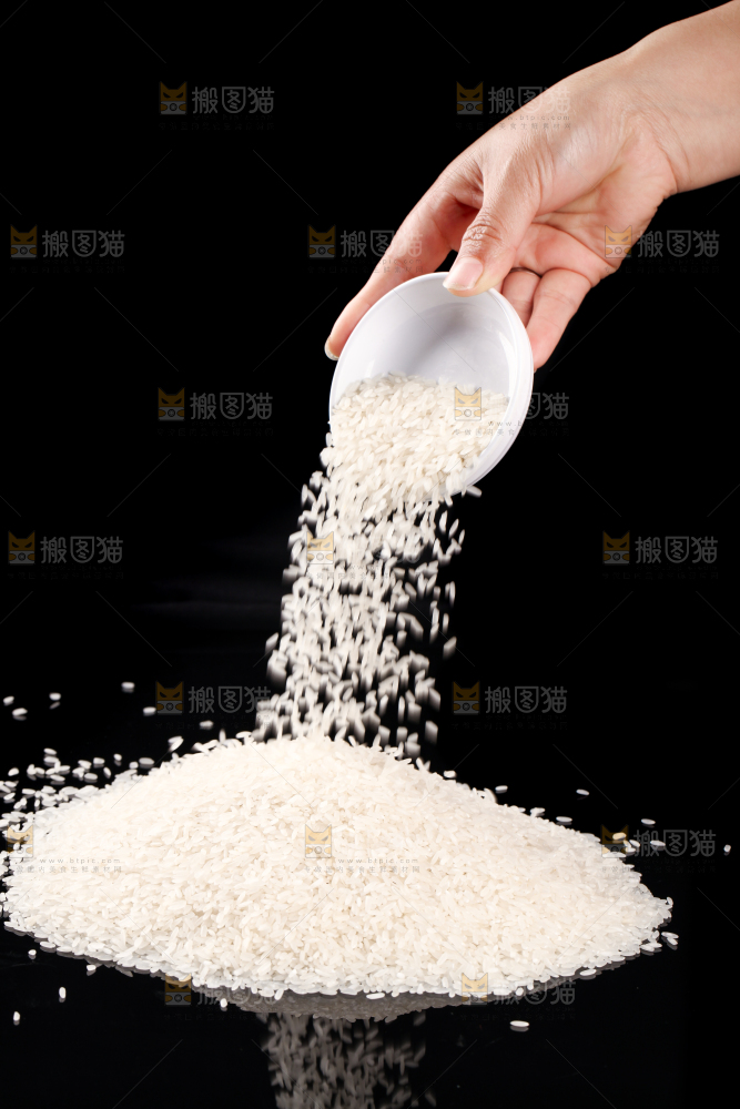 黑底上放着东北大米