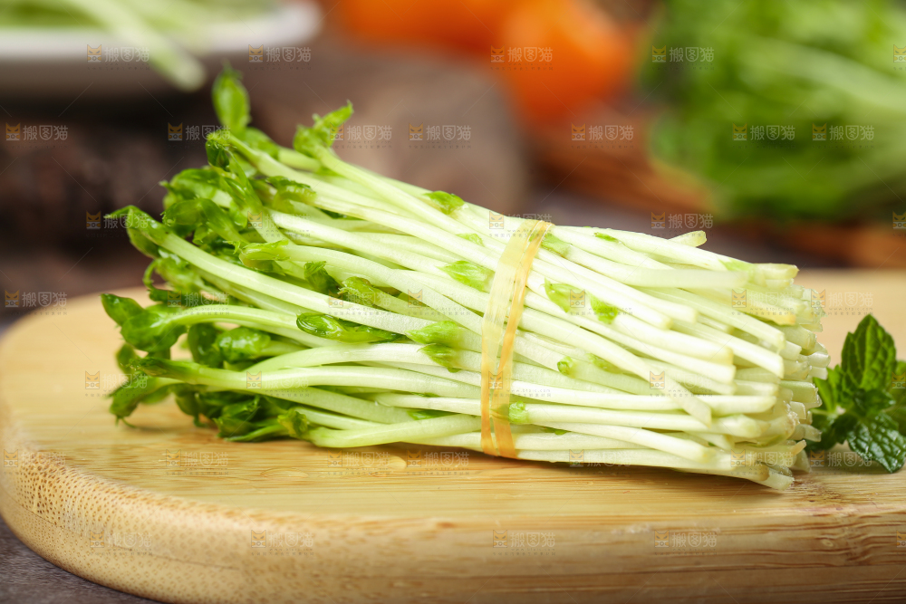 木板上放着豌豆芽