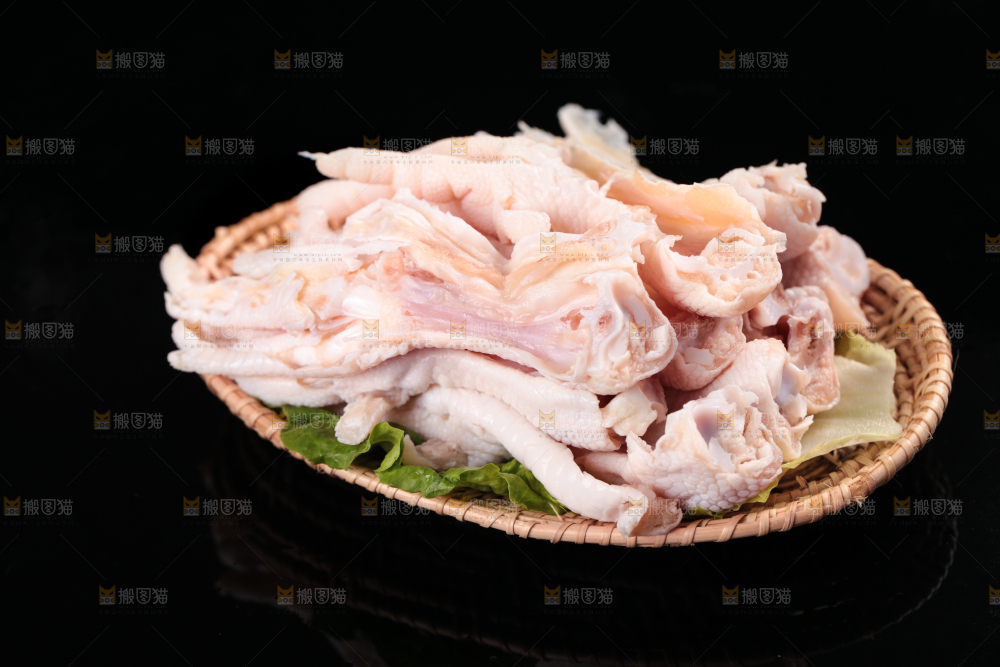 盘子里装着去骨鸡爪