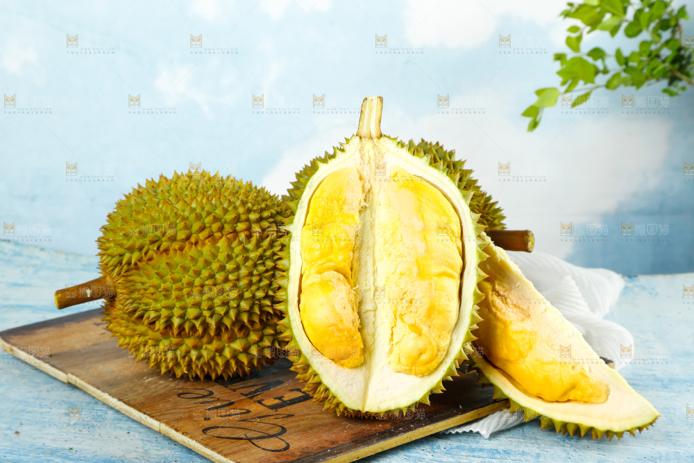 木板上放着甲仑榴莲