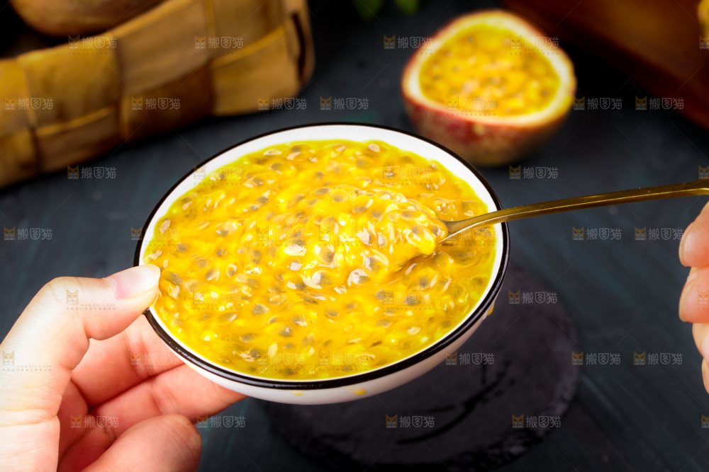 碗里装着百香果果肉