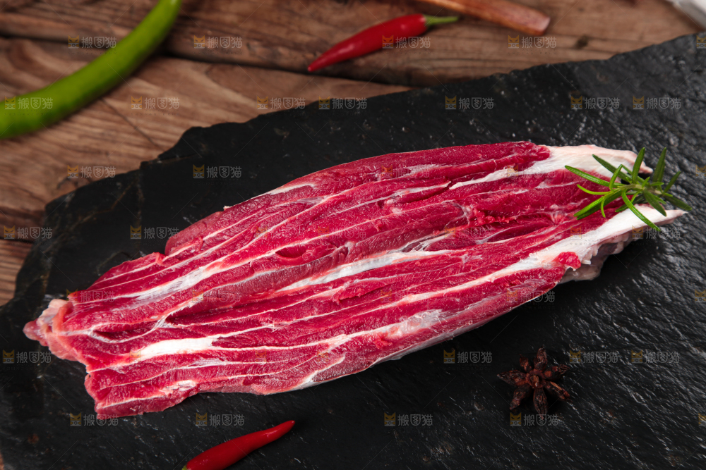 木板上放着牛腱子肉