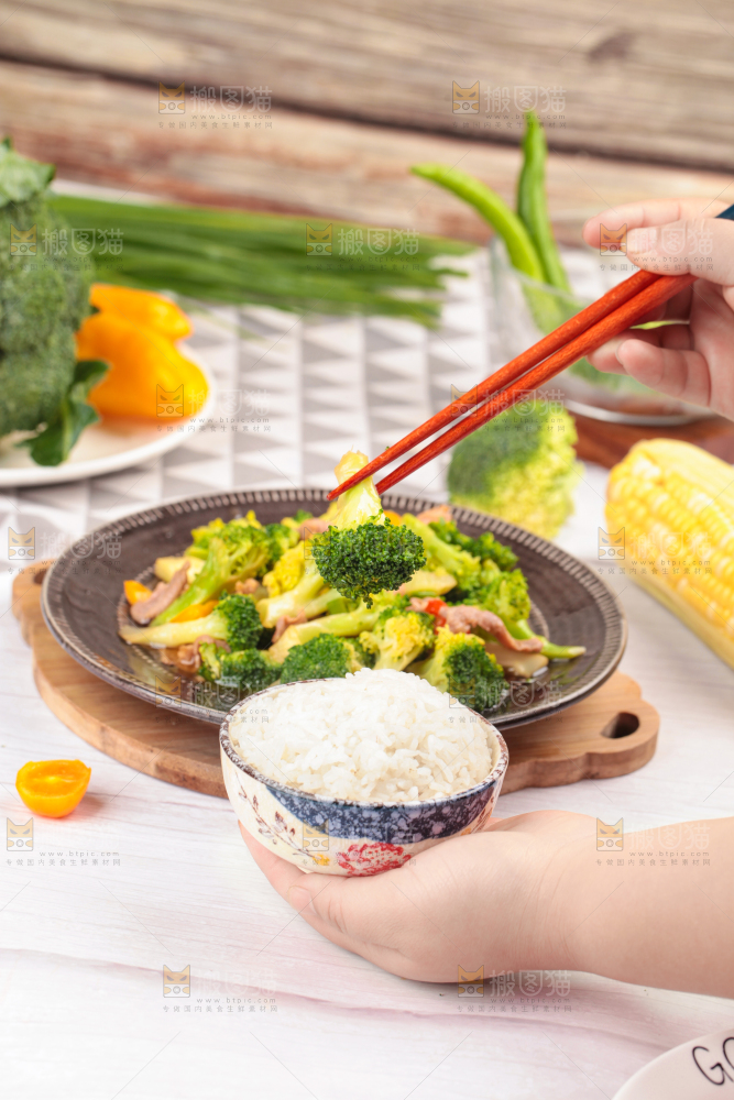 木底上放着一盘西兰花炒肉