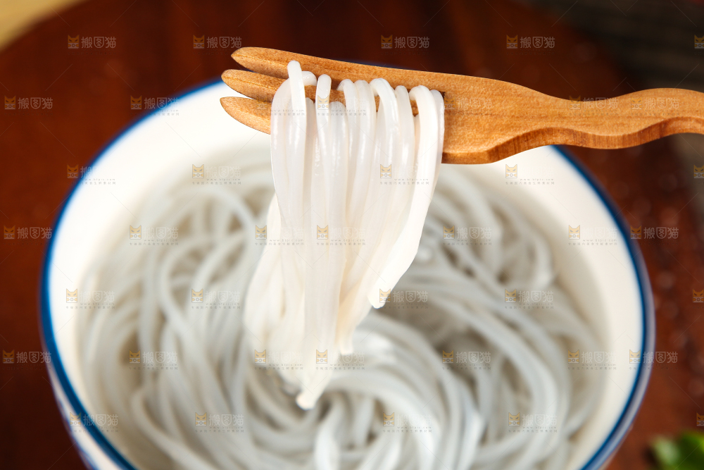 叉子叉着红薯粉