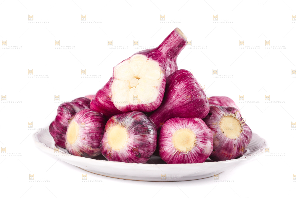 盘子里装着紫皮多重蒜