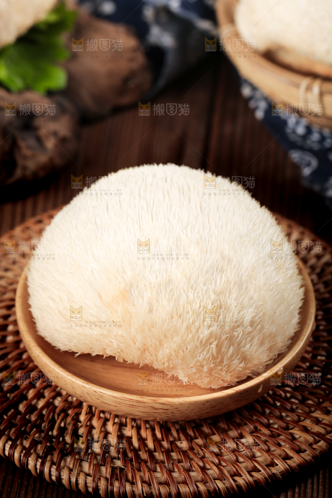 盘子里装着新鲜猴头菇