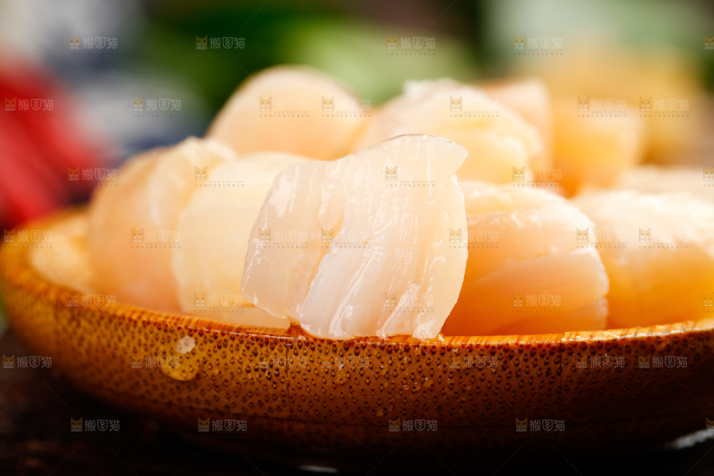 深底上放着一盘干贝