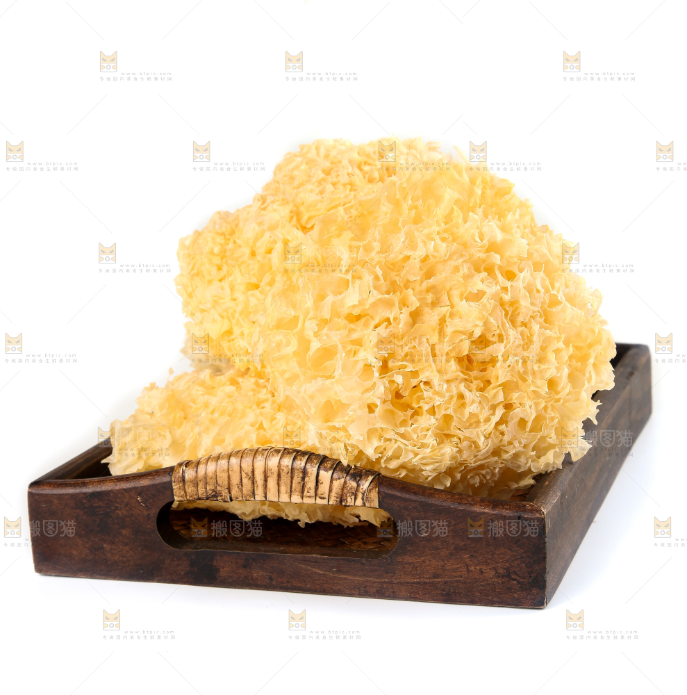 一盘古田银耳放在白底上