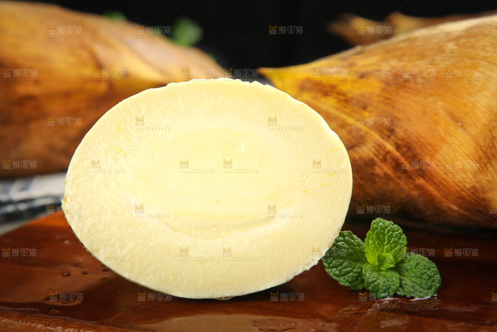 木底上放着切开的广西新鲜冬笋