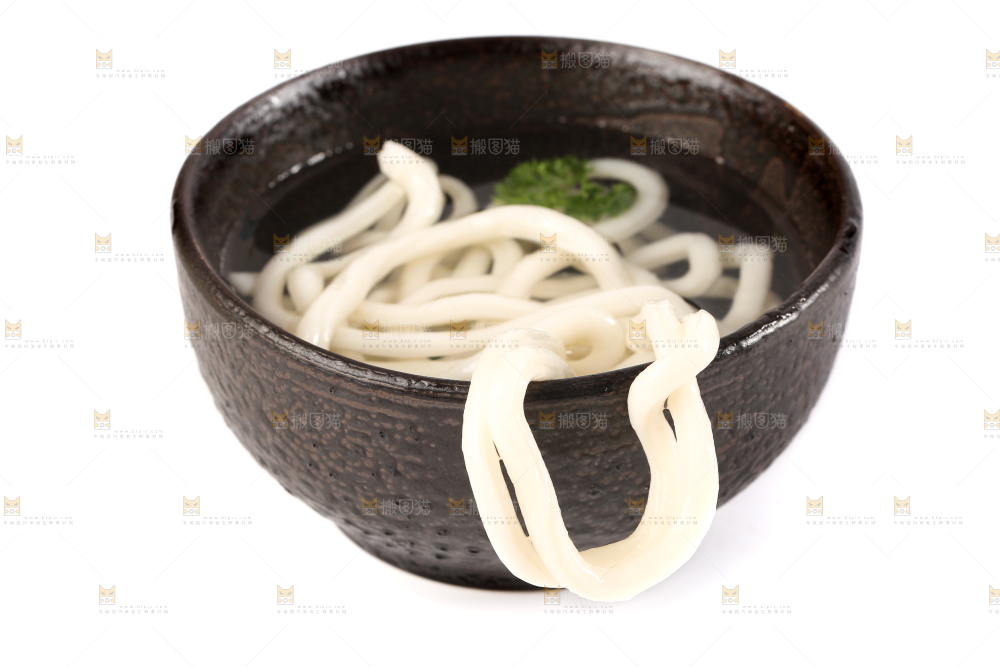 碗里泡着日式乌冬面