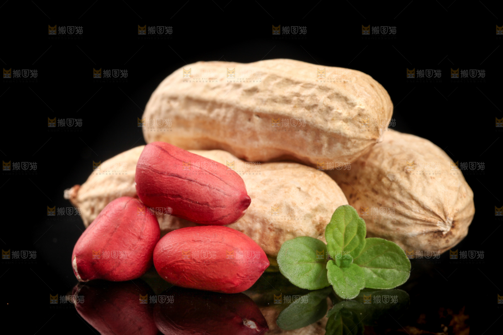 黑底上放着红皮花生