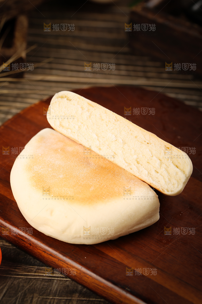 盘子里装着奶香饼