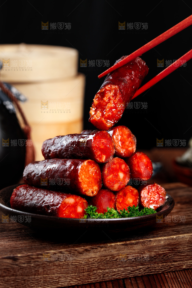 盘子里装着烟熏腊肠
