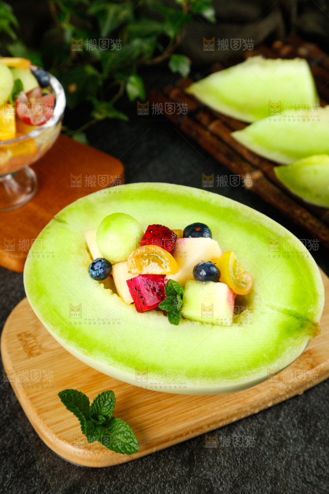 木底上放着切开的海南玉菇甜瓜