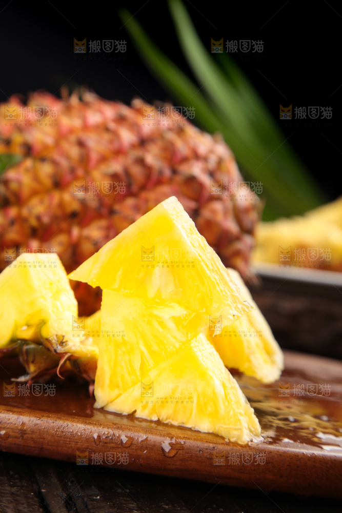 木板上放着金钻手撕凤梨