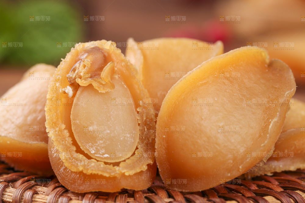 木盘上的淡晒鲍鱼干