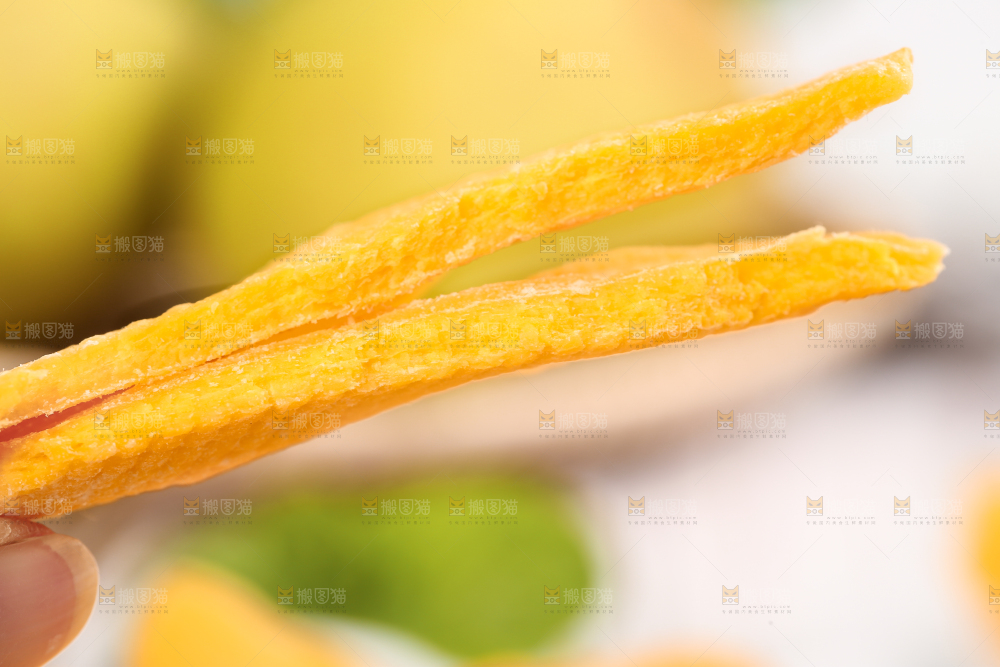 手拿芒果干