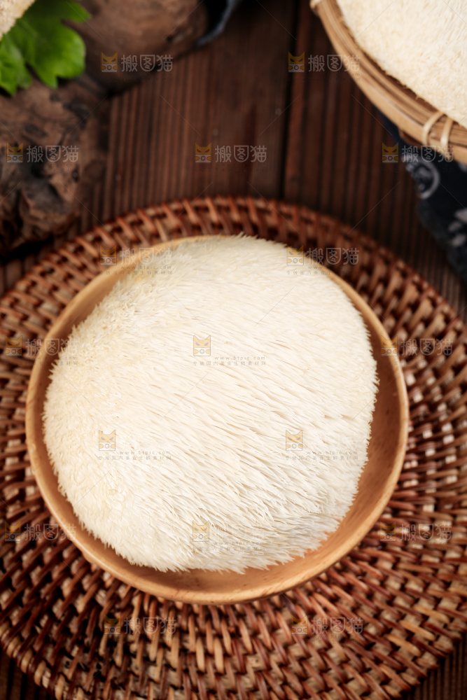盘子里装着新鲜猴头菇