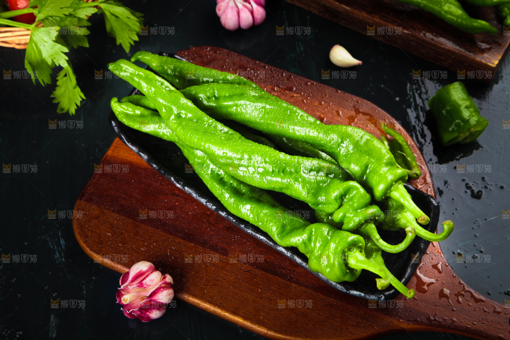 木板上放着陕西螺丝椒