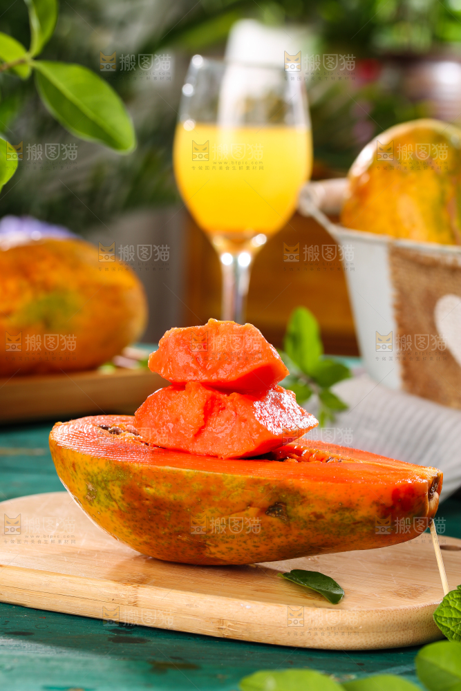木板上的海南红心木瓜