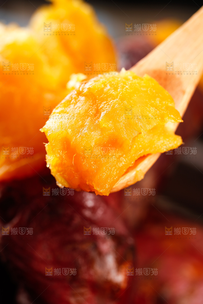 勺子里装着蜜薯果肉
