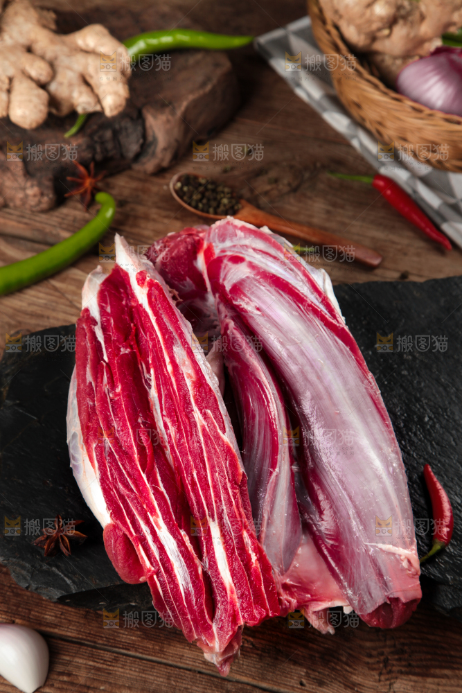 木板上放着牛腱子肉