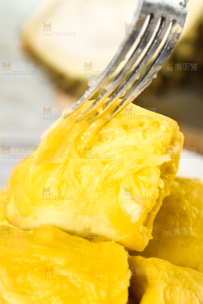 盘子里装着甲仑榴莲果肉