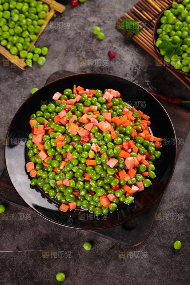 盘子里装着豌豆炒火腿肠
