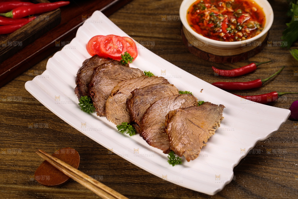 筷子上夹着卤牛肉