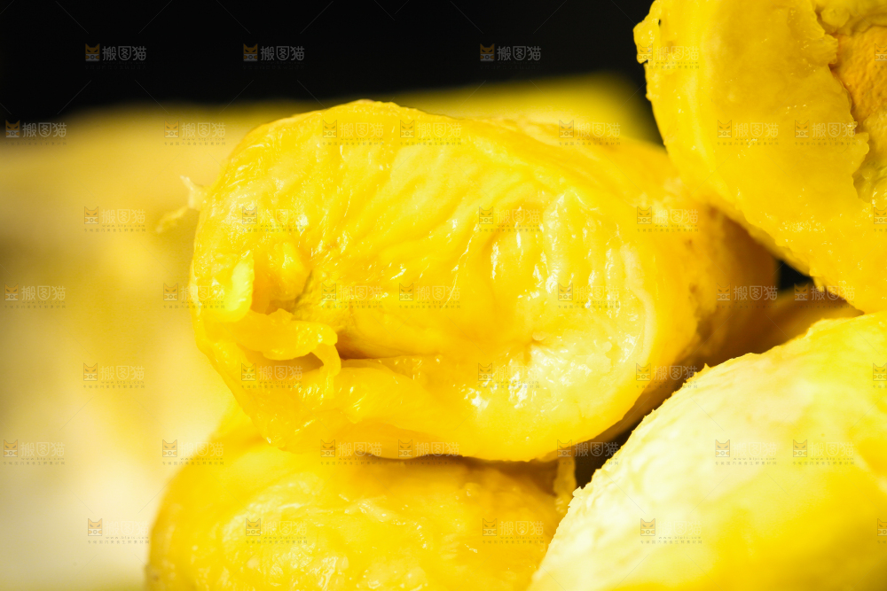 深底上的榴莲果肉