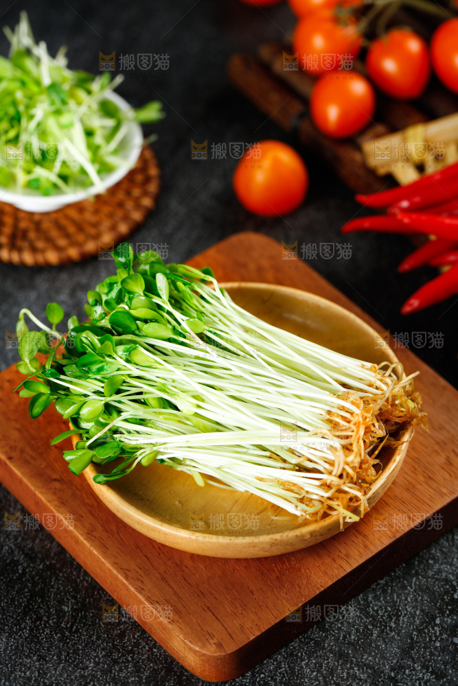 深底上放着一盘香椿苗