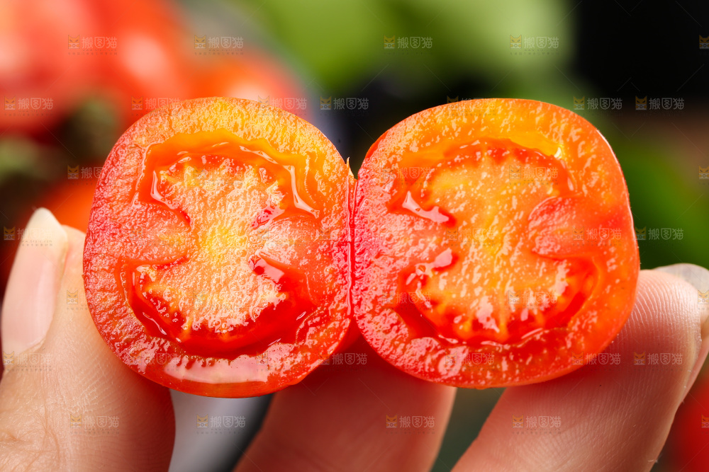 篮子里装着花生小柿子