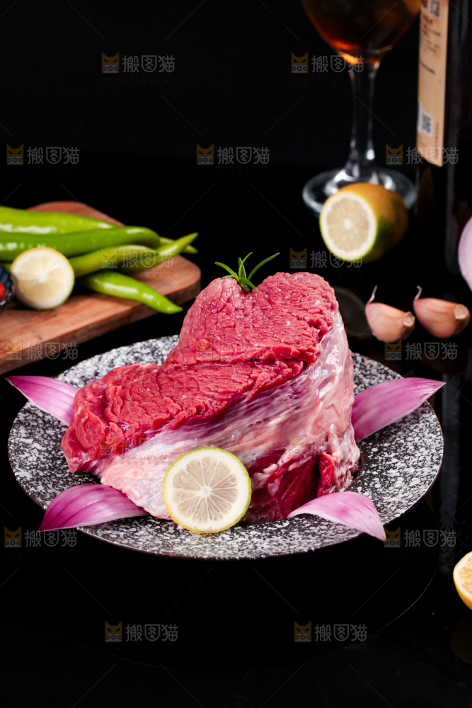 盘子里装着牛腿肉