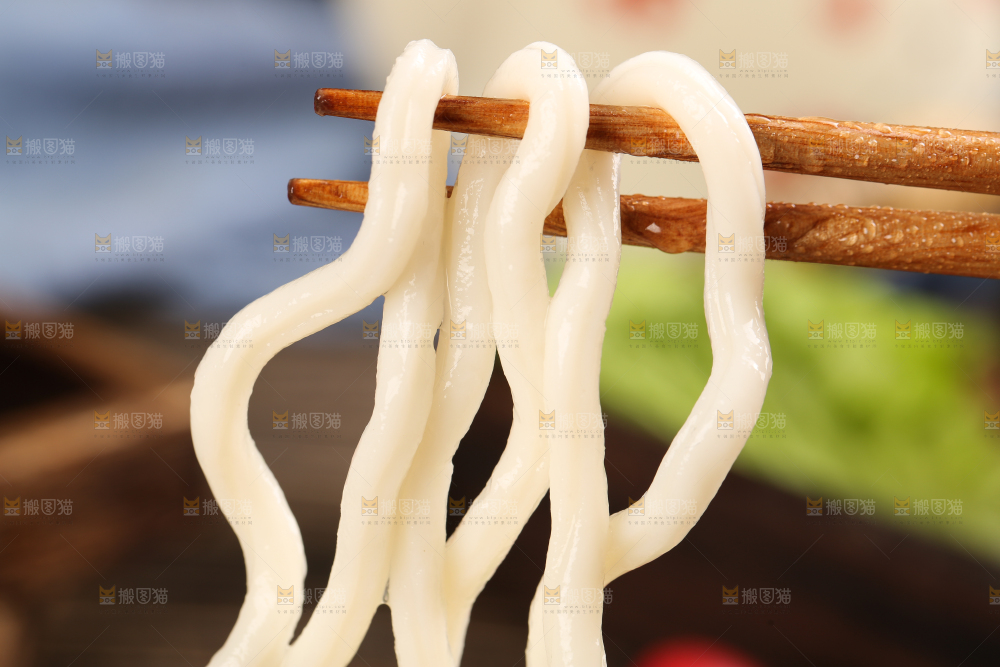 碗里装着乌冬面