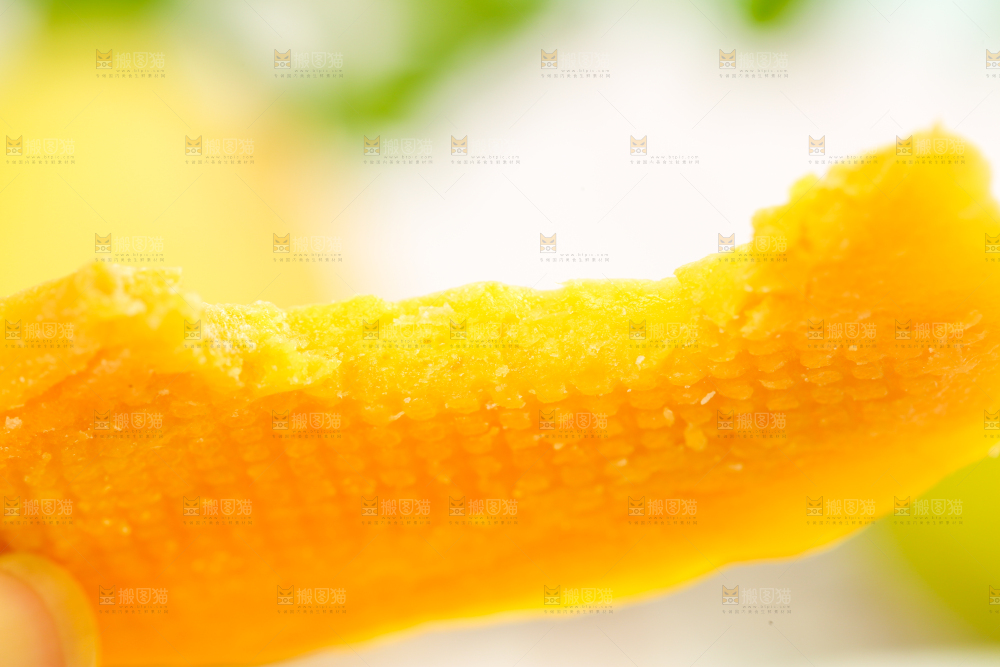 手拿芒果干