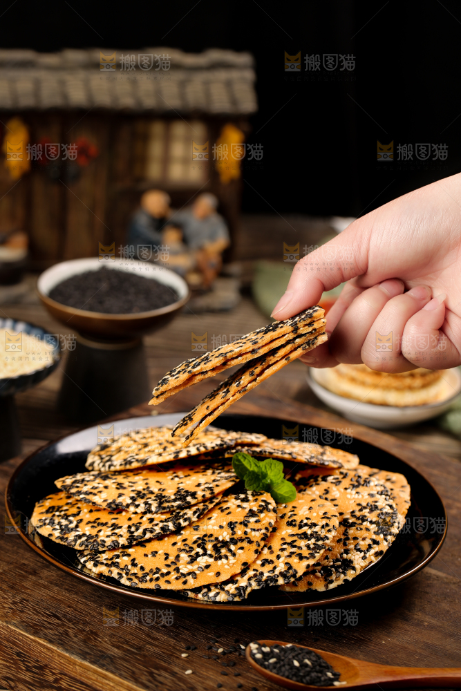 手里拿着芝麻薄脆饼
