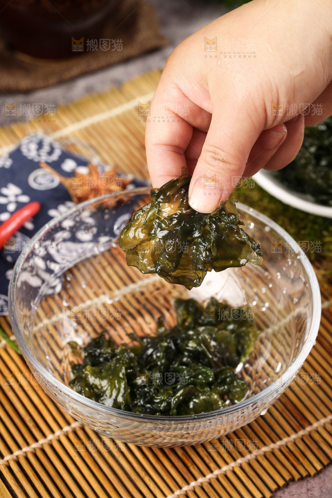 碗里装着地皮菜