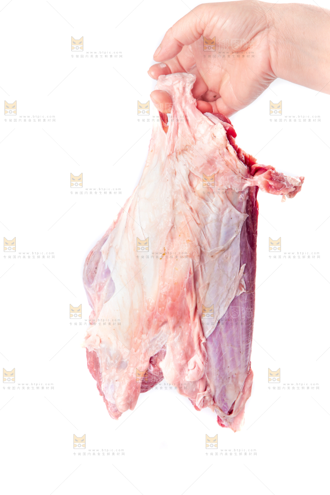手里拿着新鲜牛肉